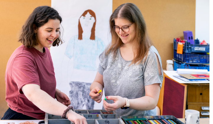teaserbild_erwachsene Zwei Frauen sortieren Farbstifte.