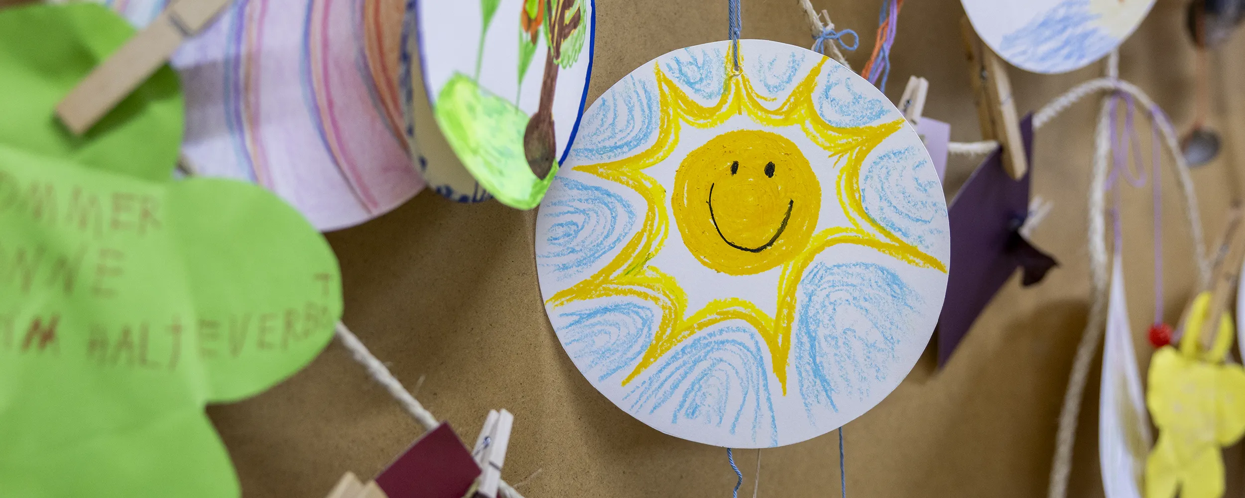 Mit einer Sonnenblume bemaltes Papier