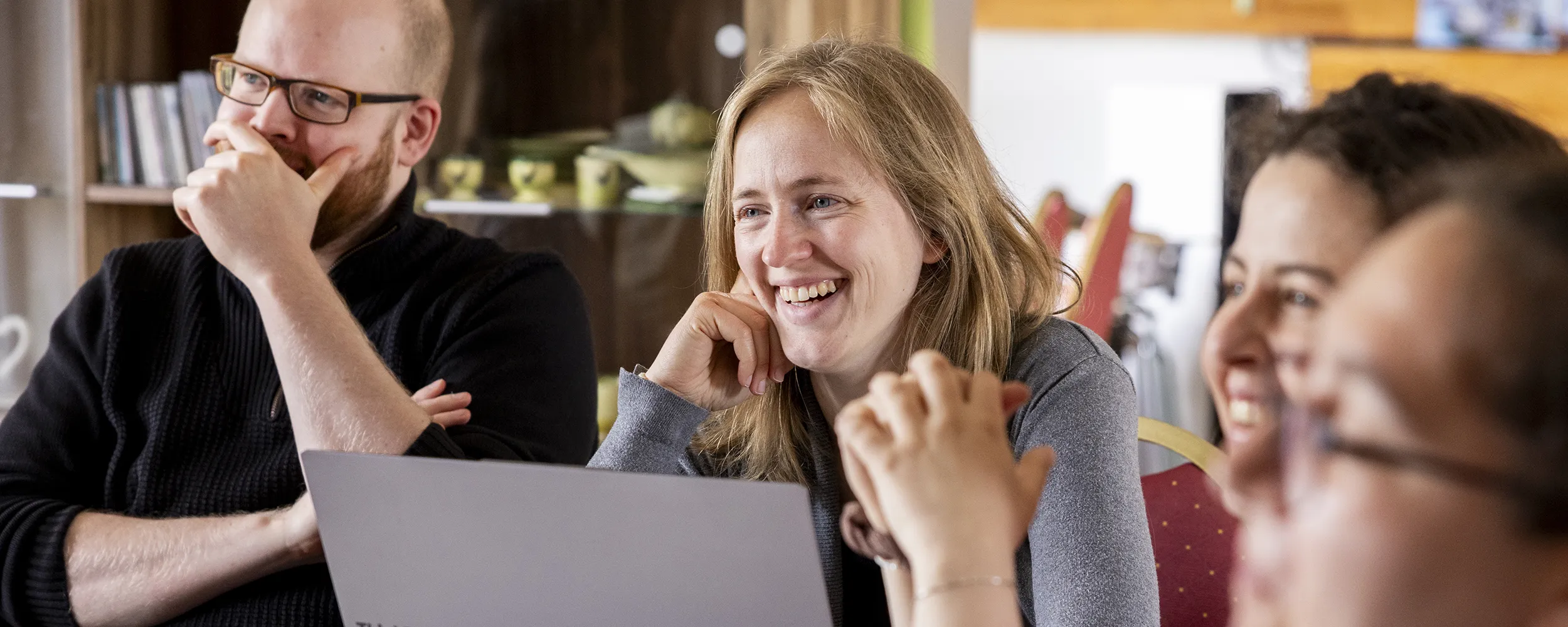 Lachende Personengruppe