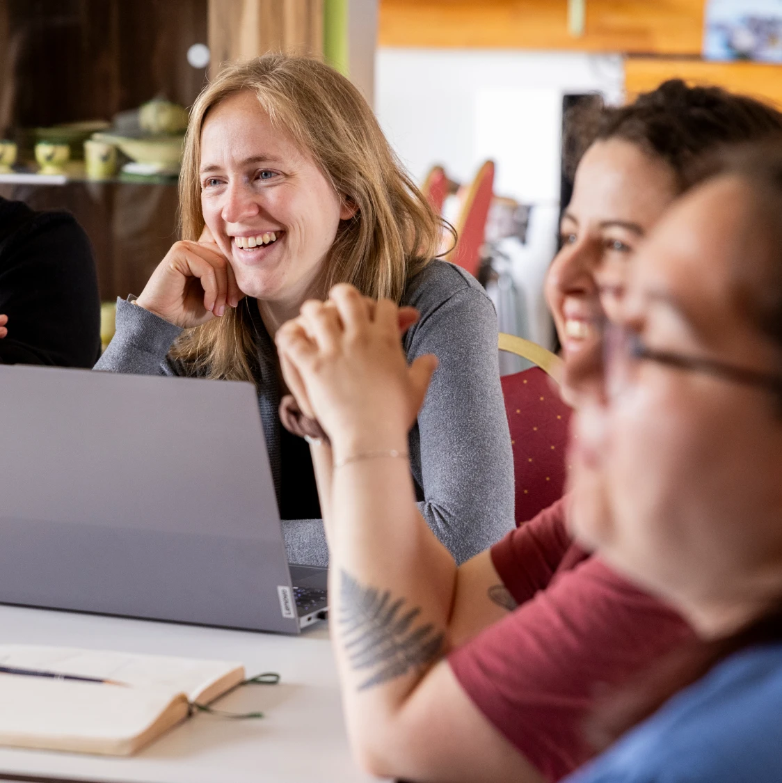 Lachende Personengruppe