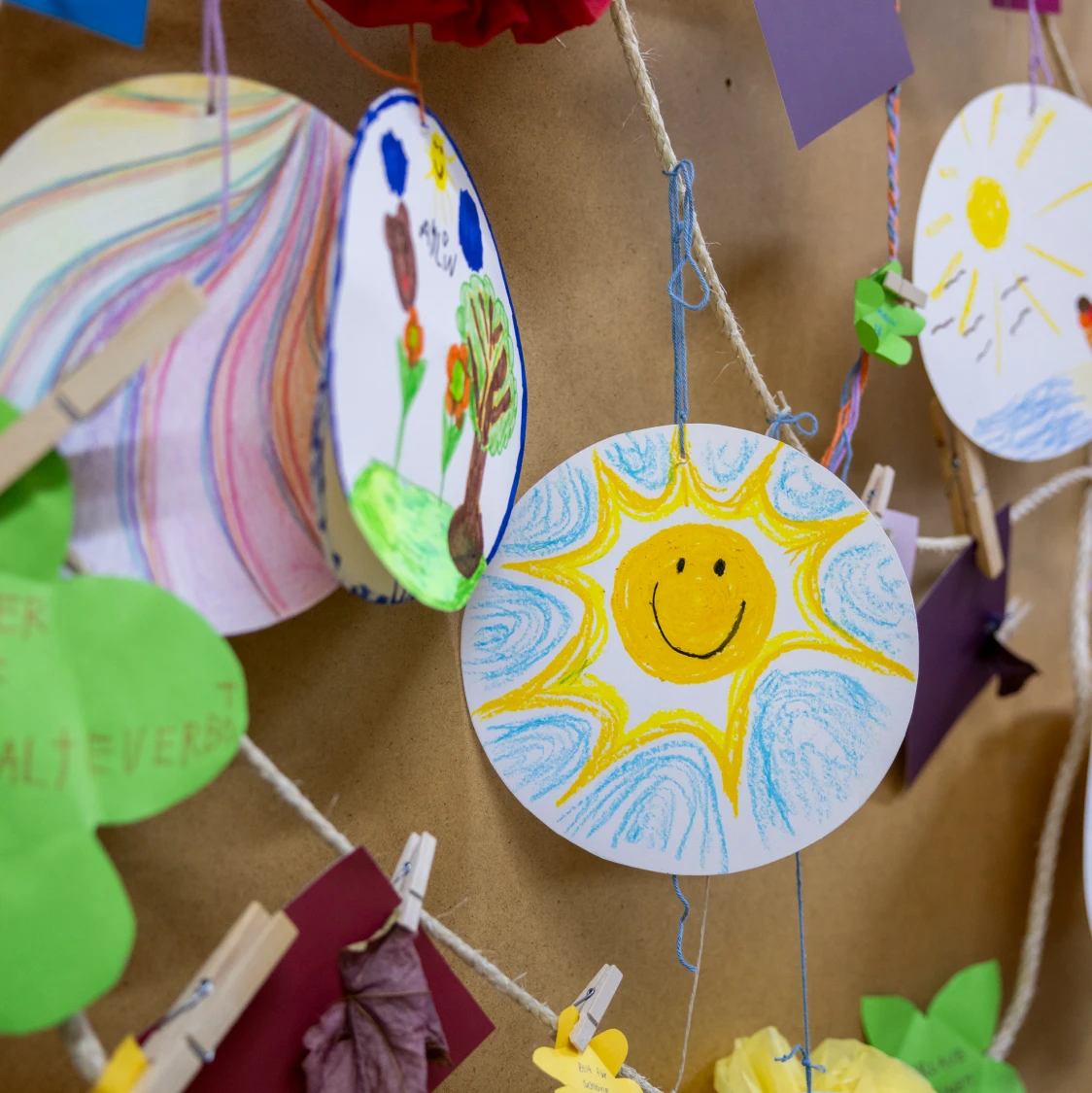 Mit einer Sonnenblume bemaltes Papier