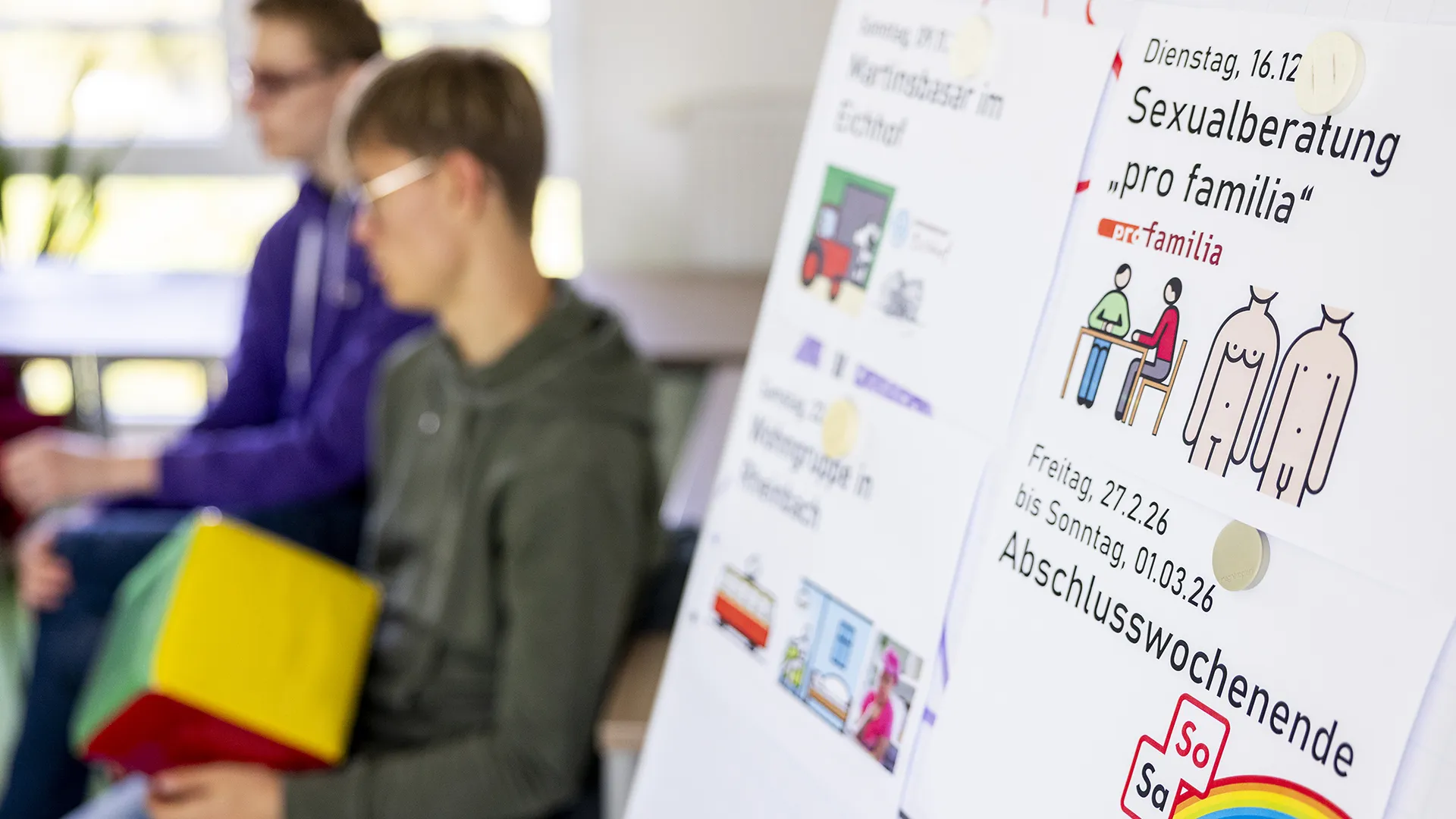 Zwei Männer unterhalten sich beim Spazierengehen im Park.